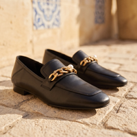 Mocassins Vernis À Petits Talons Et Chaîne - Lifestyle — Mediterranean Editorial