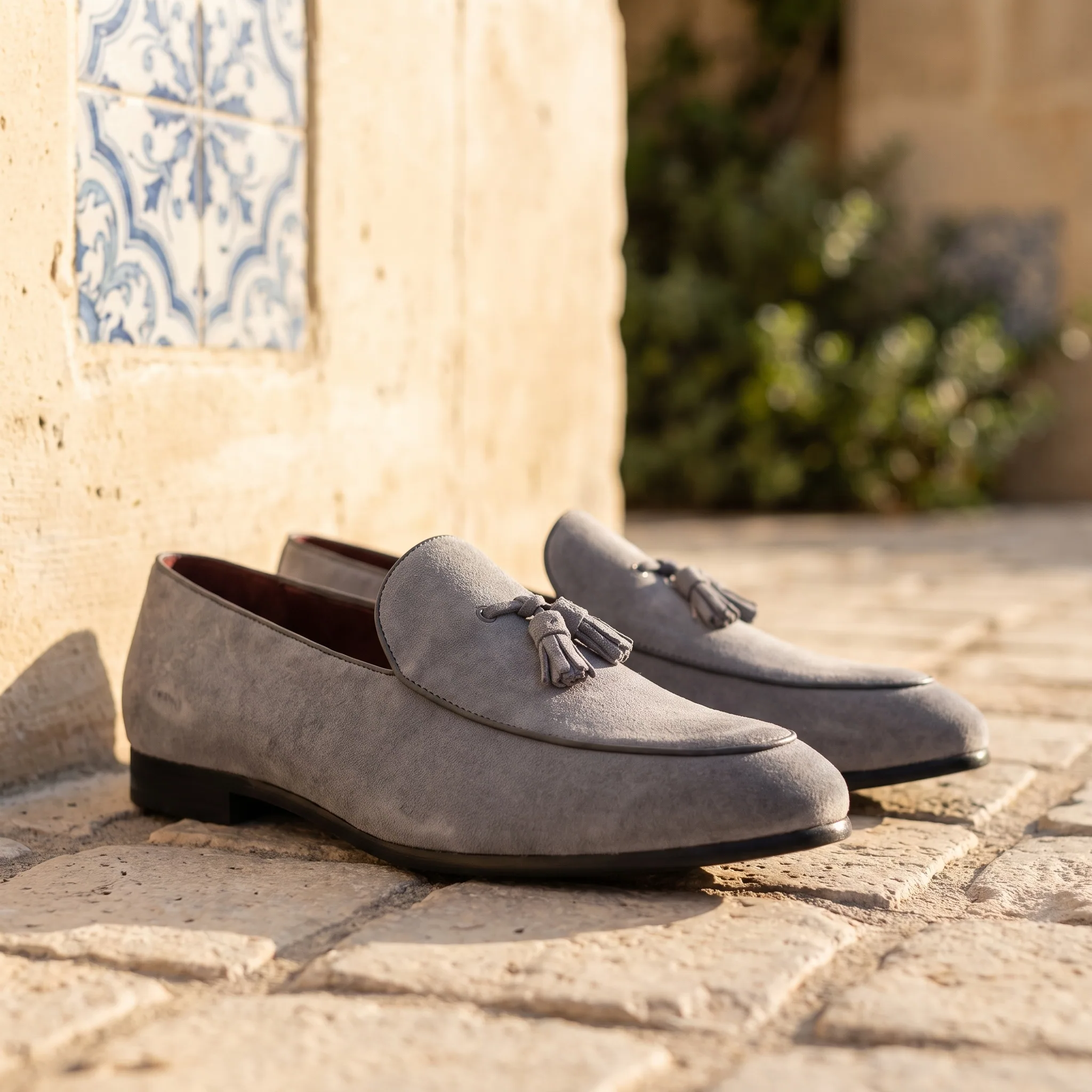 Mocassins En Daim Véritable Souple Et Classique À Glands Pour Homme - Lifestyle — Mediterranean Editorial