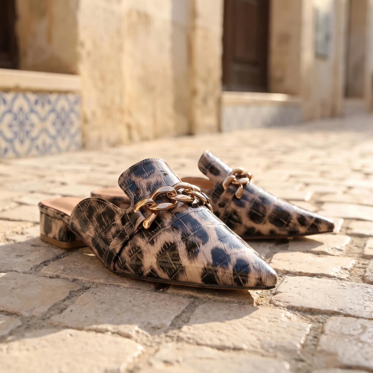 Mocassins Vernis Léopard À Talons Carrés Pour Femmes - Lifestyle — Mediterranean Editorial