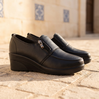 Mocassins Compensés Confortables Cuir Noir Pour Femmes - Lifestyle — Mediterranean Editorial