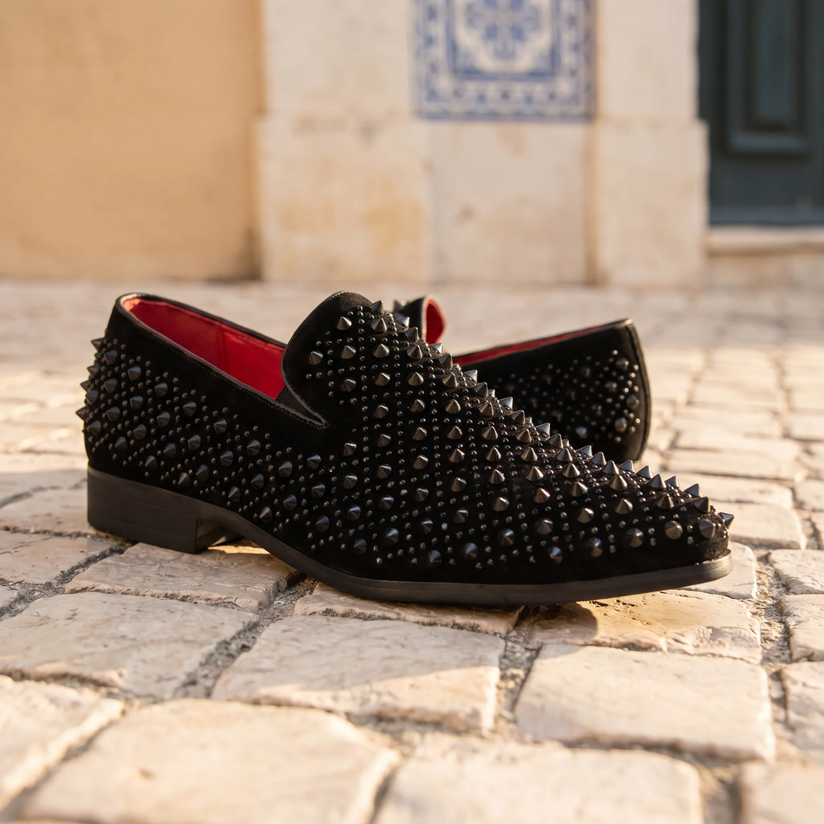 Mocassins Vernis Noirs Pour Hommes À Piques - Lifestyle — Mediterranean Editorial