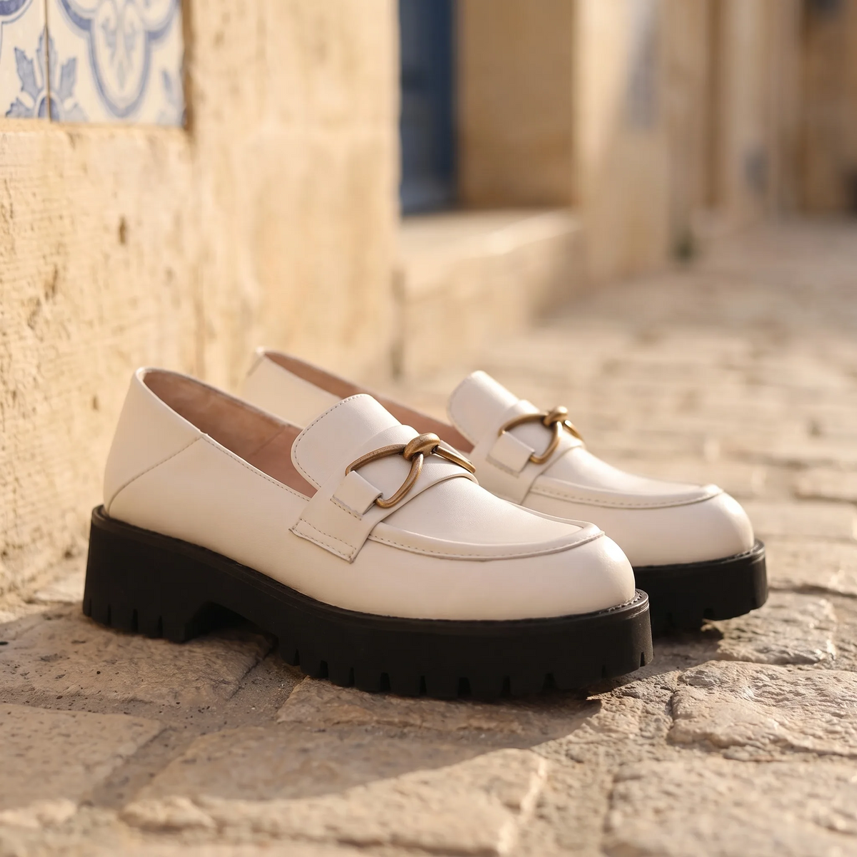 Mocassins En Cuir Avec Une Chaîne En Métal Pour Femme - Lifestyle — Mediterranean Editorial