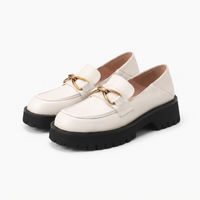 Mocassins En Cuir Avec Une Chaîne En Métal Pour Femme - Studio — Front 3/4 Pair