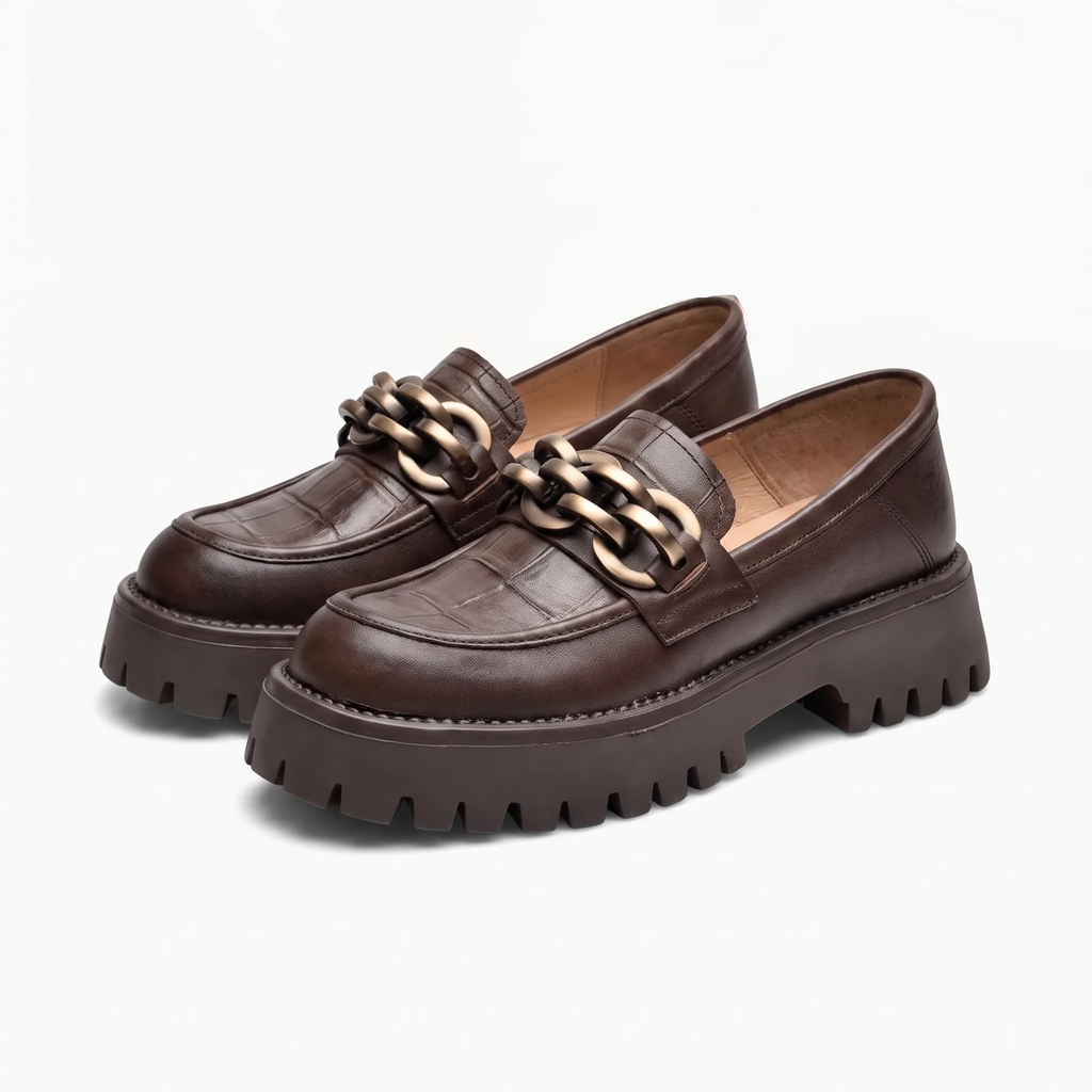 Mocassins Avec Une Chaîne En Métal Doré Pour Femmes - Studio — Front 3/4 Pair