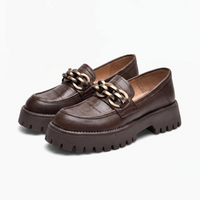 Mocassins Avec Une Chaîne En Métal Doré Pour Femmes - Studio — Front 3/4 Pair