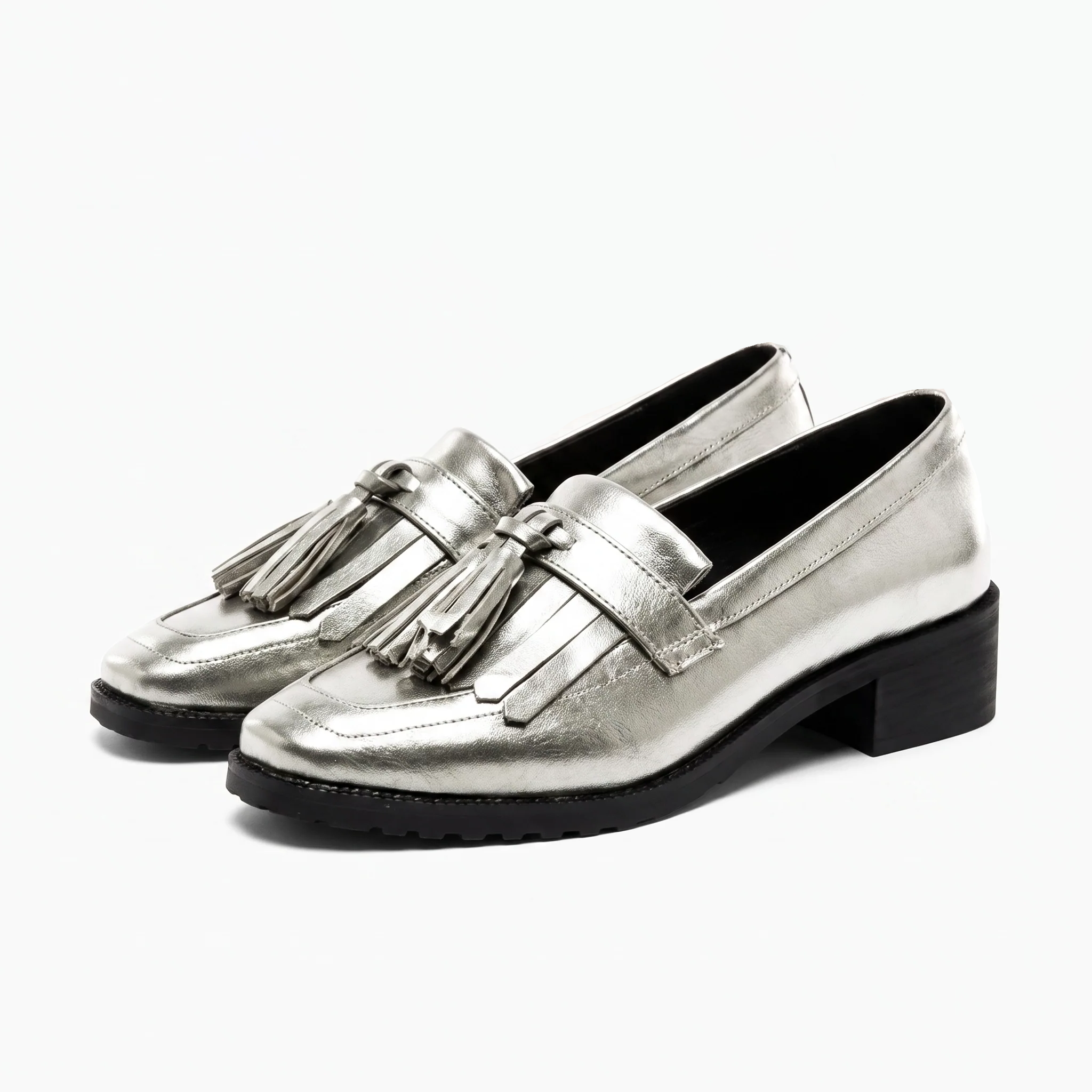 Mocassins À Gland Argentés Pour Femme En Cuir Véritable - Studio — Front 3/4 Pair