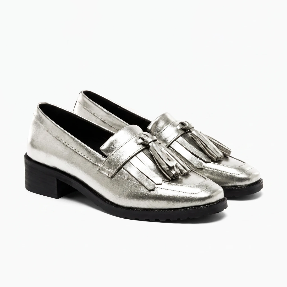 Mocassins À Gland Argentés Pour Femme En Cuir Véritable - Studio — Front 3/4 Pair Image