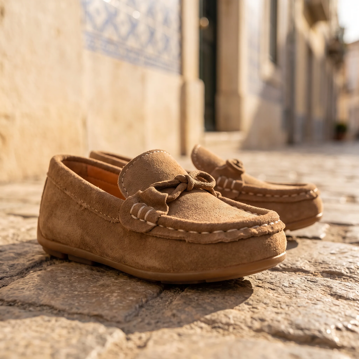 Mocassins En Daim Avec Un Nœud Marron Pour Garçons - Lifestyle — Mediterranean Editorial