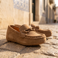 Mocassins En Daim Avec Un Nœud Marron Pour Garçons - Lifestyle — Mediterranean Editorial