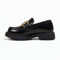 Mocassins Vernis Avec Une Chaîne Brillante Pour Fille - Studio — Side Profile