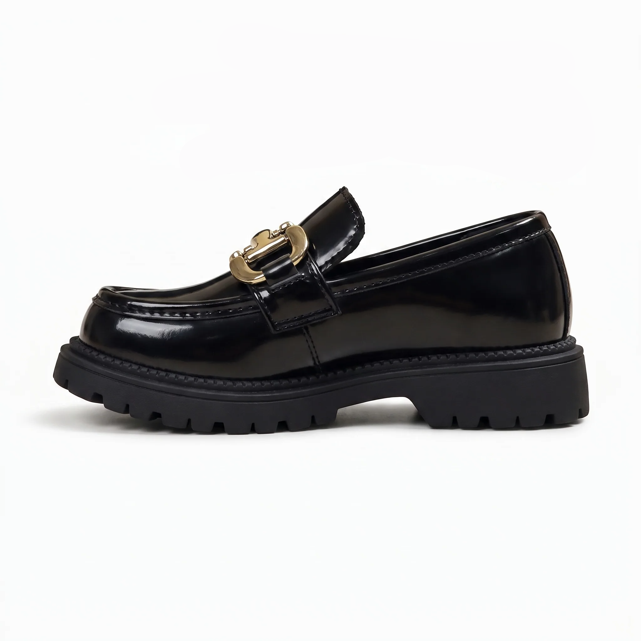 Mocassins Vernis Avec Une Chaîne Brillante Pour Fille - Studio — Side Profile