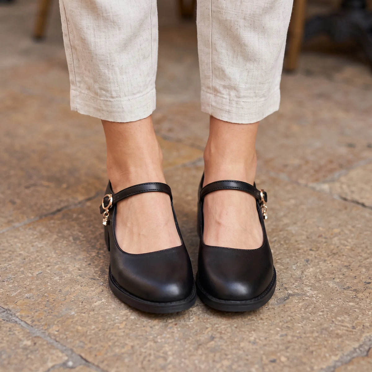Mocassin À Talons Carrés Élégants - On-foot — Top-down Worn View