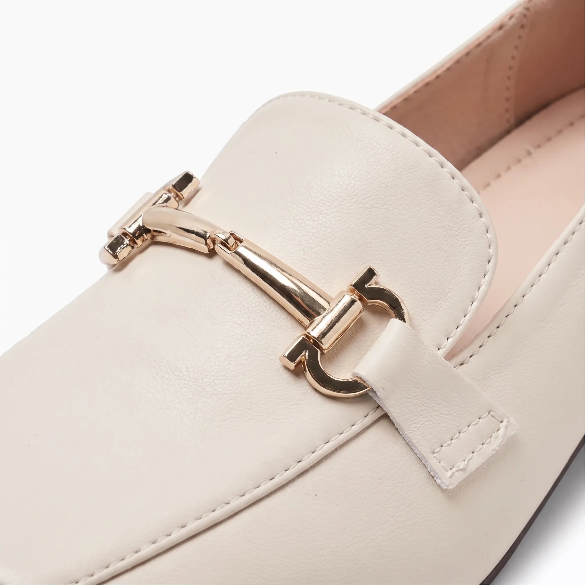 Mocassin Mary Jane Vernis À Talon Carré - Studio — Detail Close-up Image