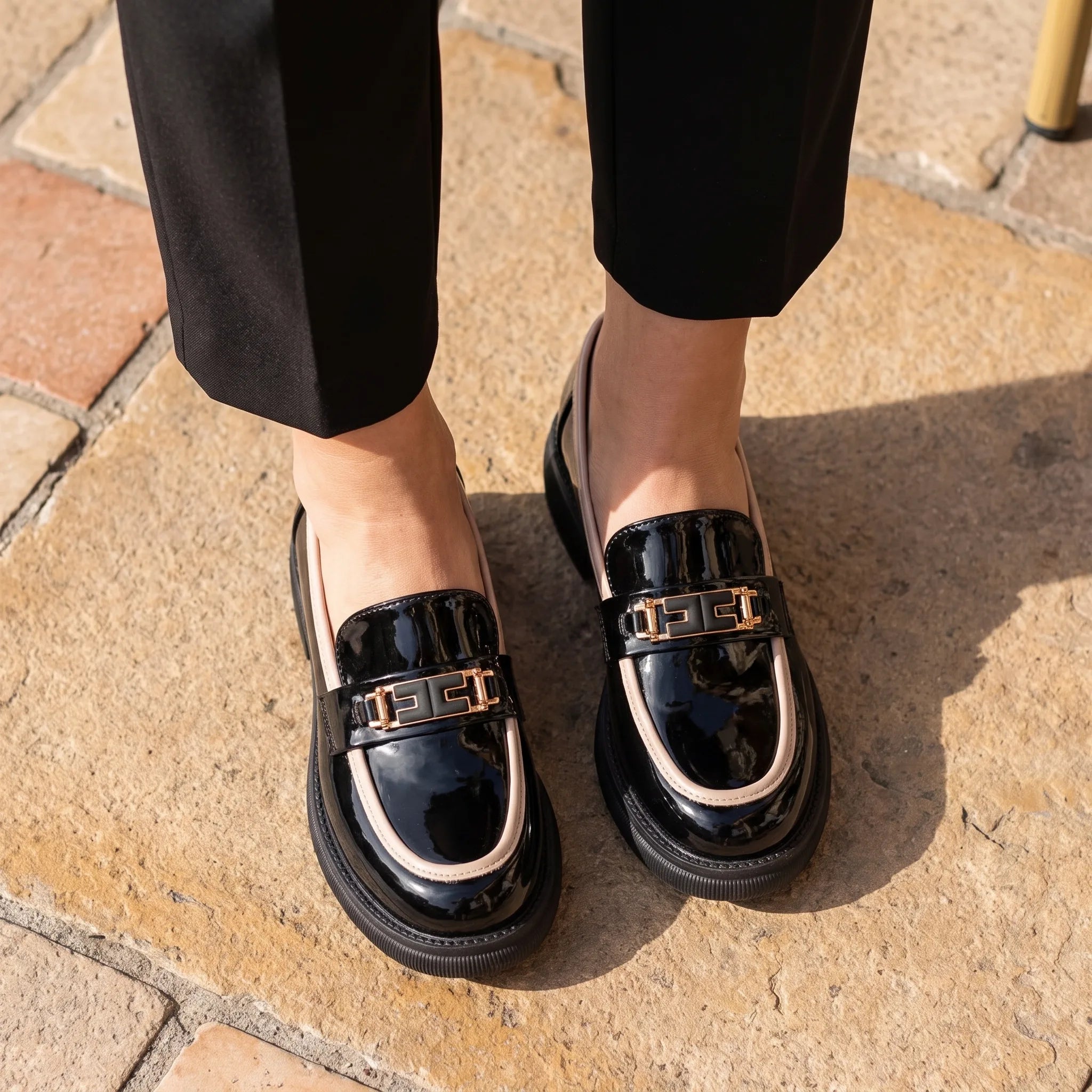 Mocassins À Bout Rond En Cuir Verni Pour Femmes - On-foot — Top-down Worn View Image