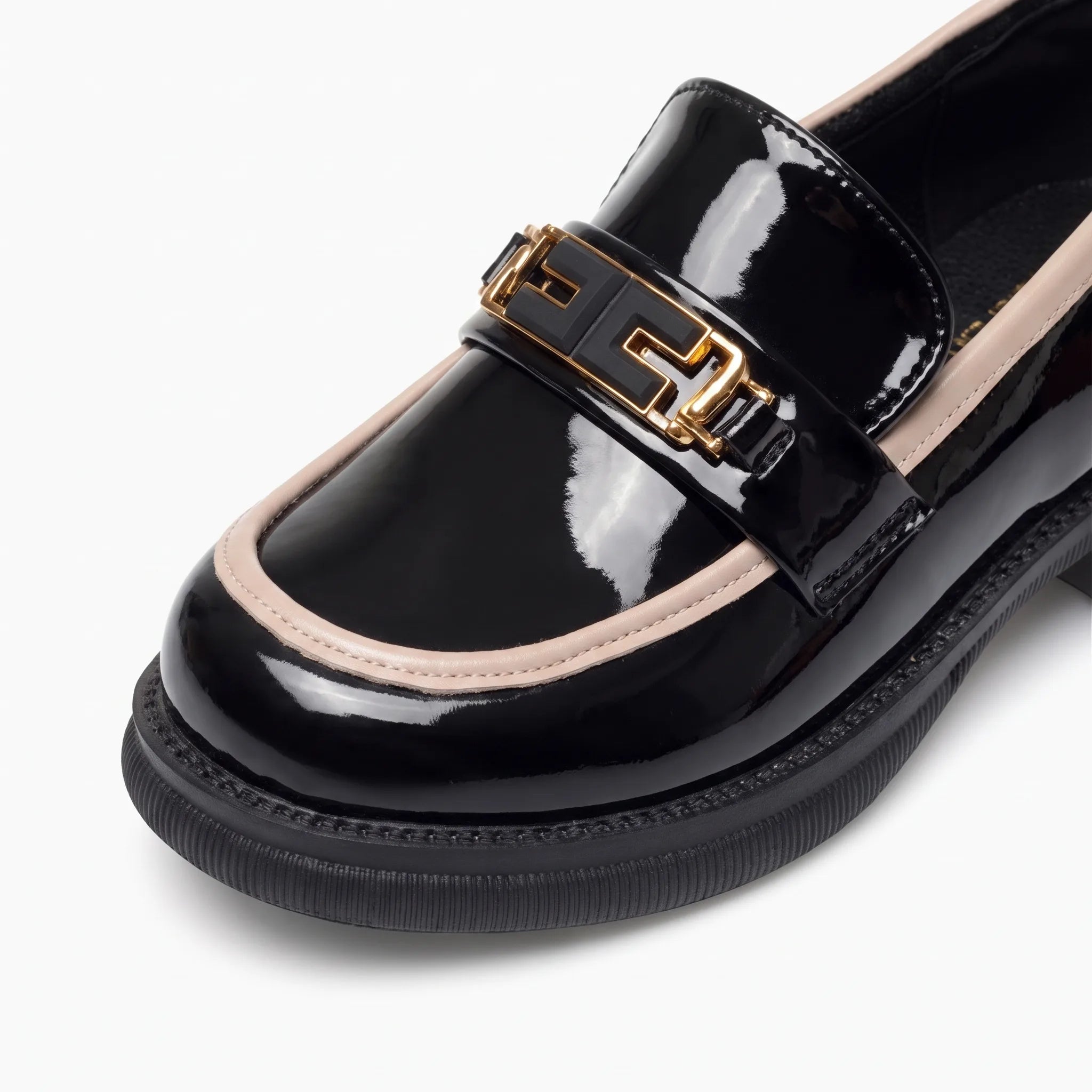 Mocassins À Bout Rond En Cuir Verni Pour Femmes - Studio — Detail Close-up Image