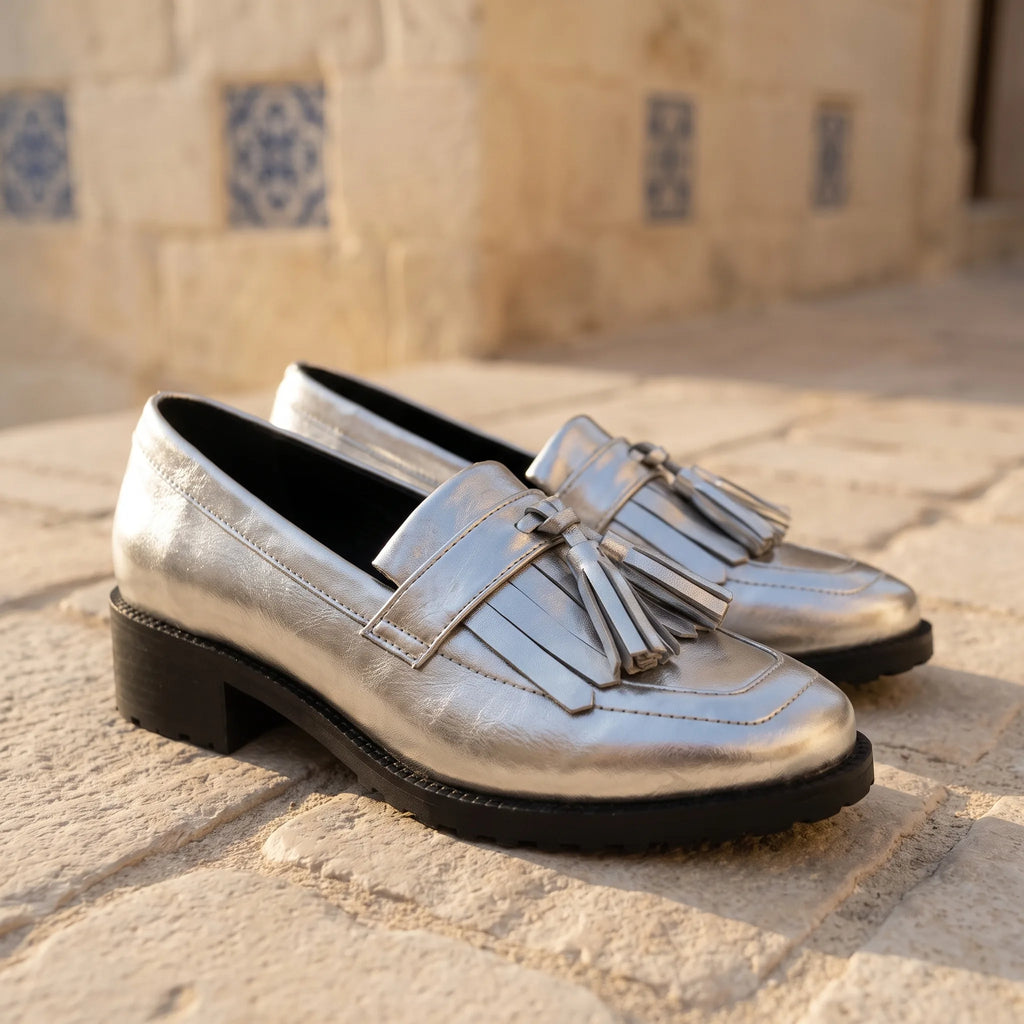 Mocassins À Gland Argentés Pour Femme En Cuir Véritable - Lifestyle — Mediterranean Editorial