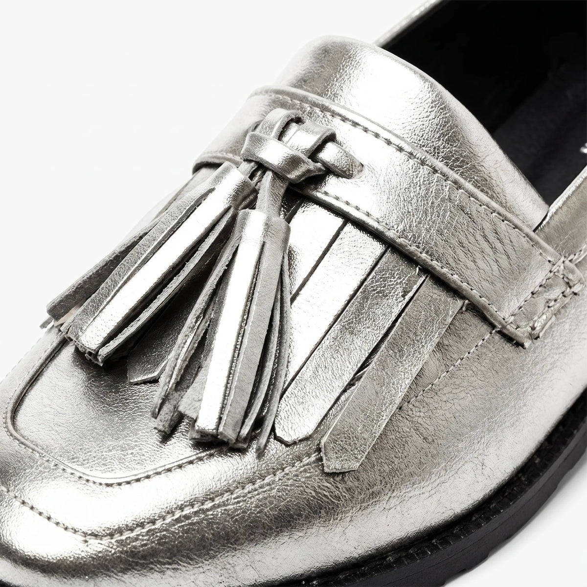 Mocassins À Gland Argentés Pour Femme En Cuir Véritable - Studio — Detail Close-up