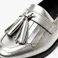Mocassins À Gland Argentés Pour Femme En Cuir Véritable - Studio — Detail Close-up