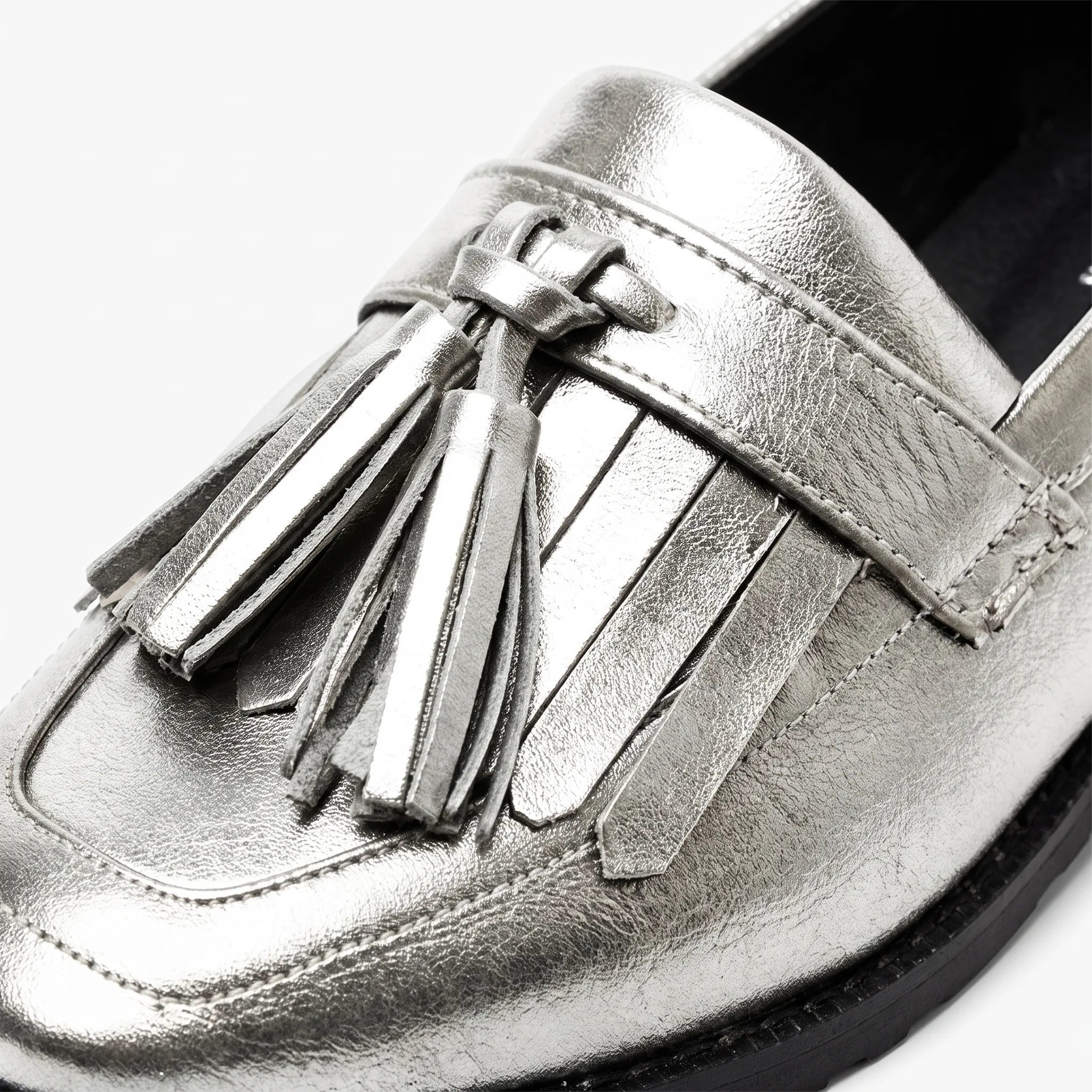 Mocassins À Gland Argentés Pour Femme En Cuir Véritable - Studio — Detail Close-up Image