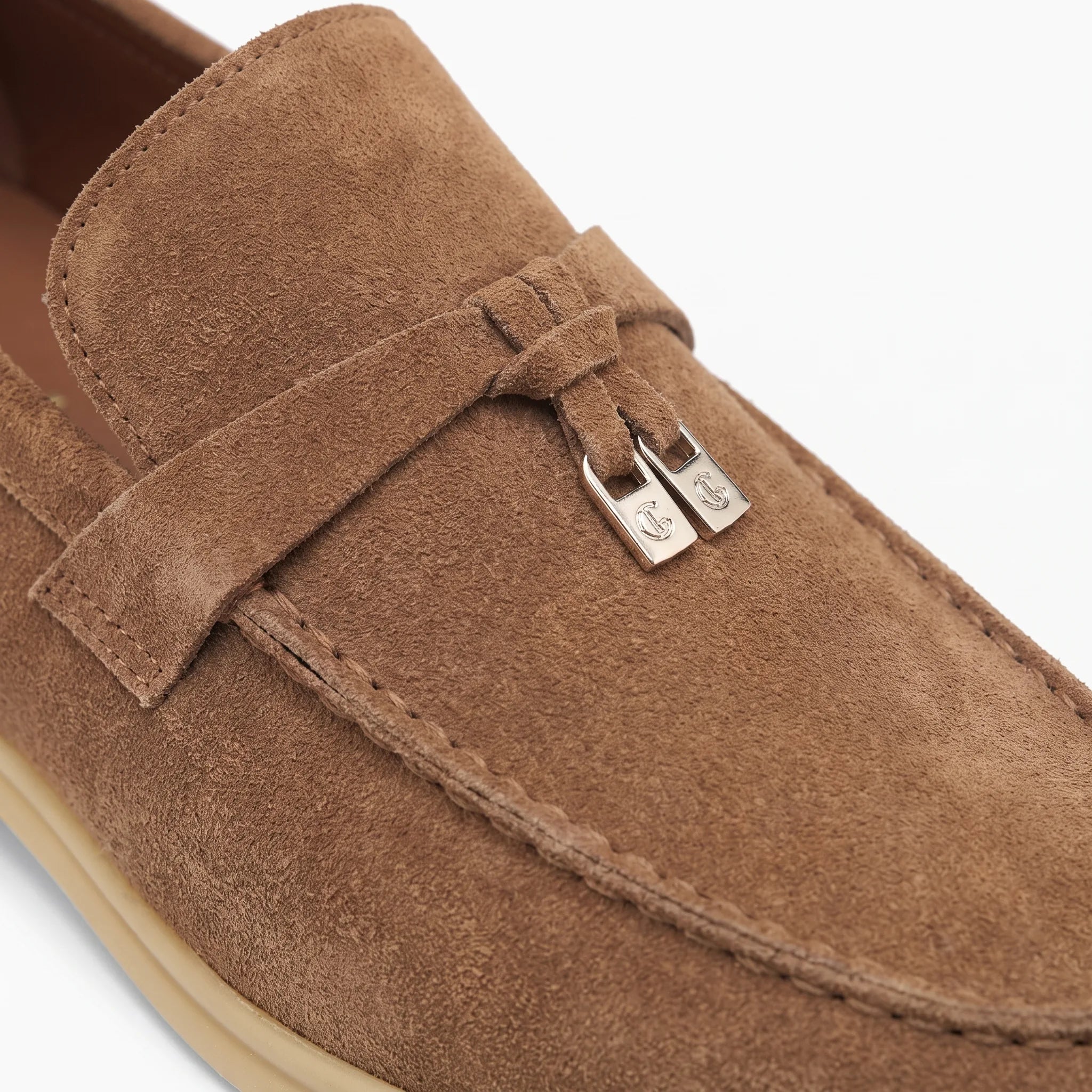 Mocassins À Glands En Daim Camel Pour Homme - Studio — Detail Close-up Image