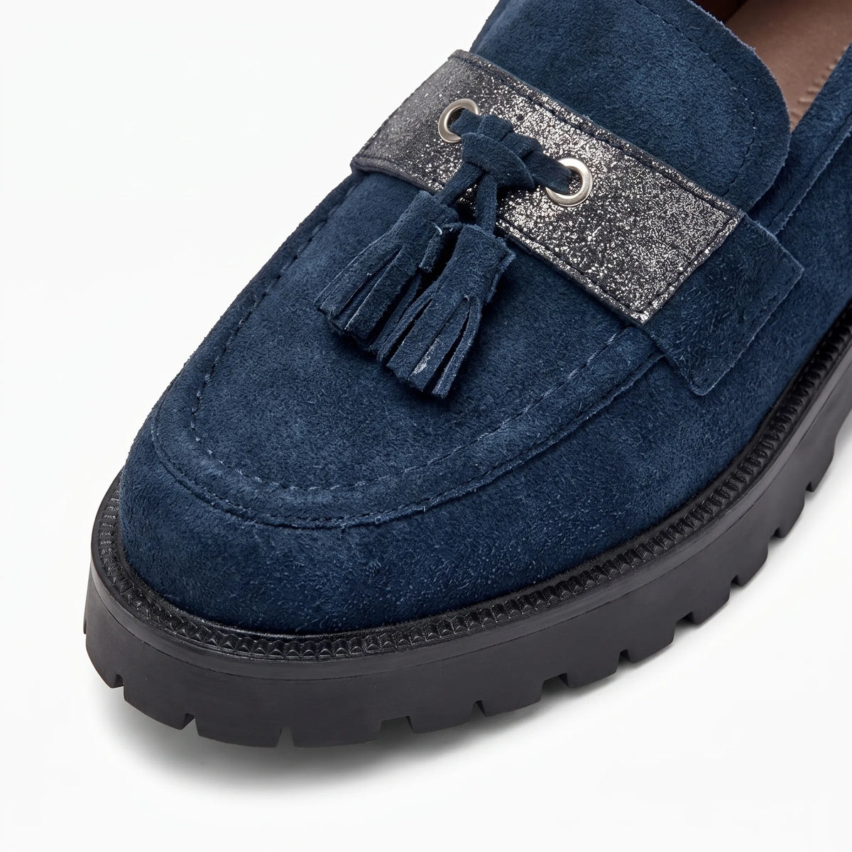 Mocassins À Glands En Daim Style Vintage - Studio — Detail Close-up