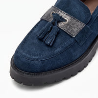 Mocassins À Glands En Daim Style Vintage - Studio — Detail Close-up