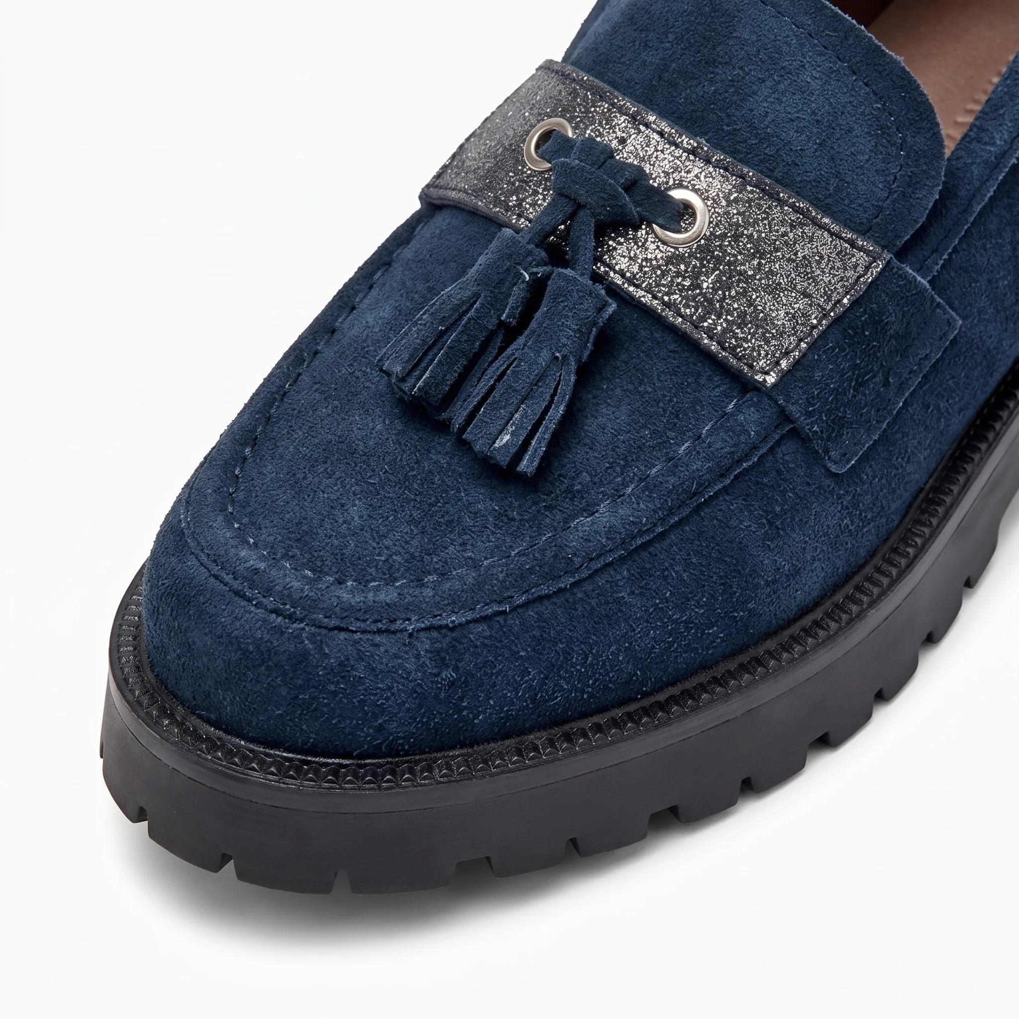 Mocassins À Glands En Daim Style Vintage - Studio — Detail Close-up Image
