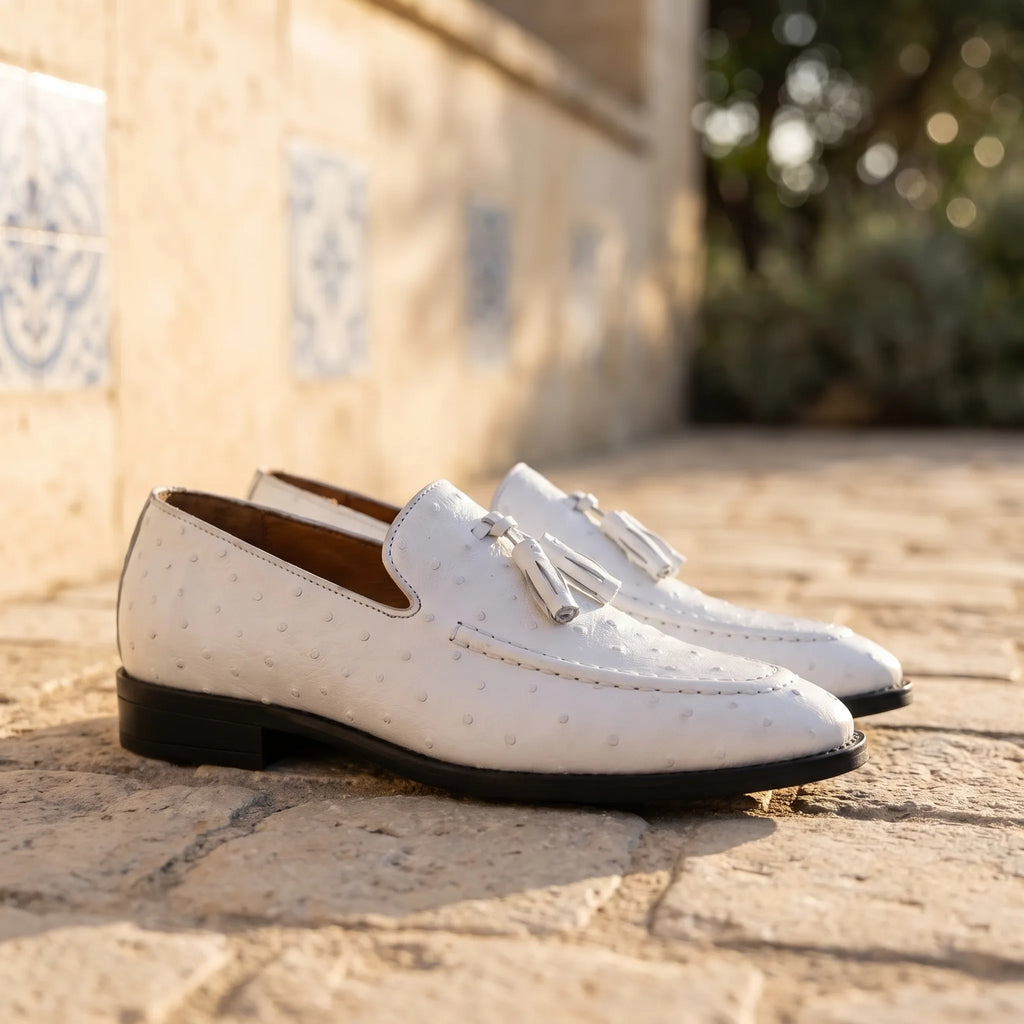 Mocassins À Glands Vernis Noir Et Blanc Pour Homme - Lifestyle — Mediterranean Editorial