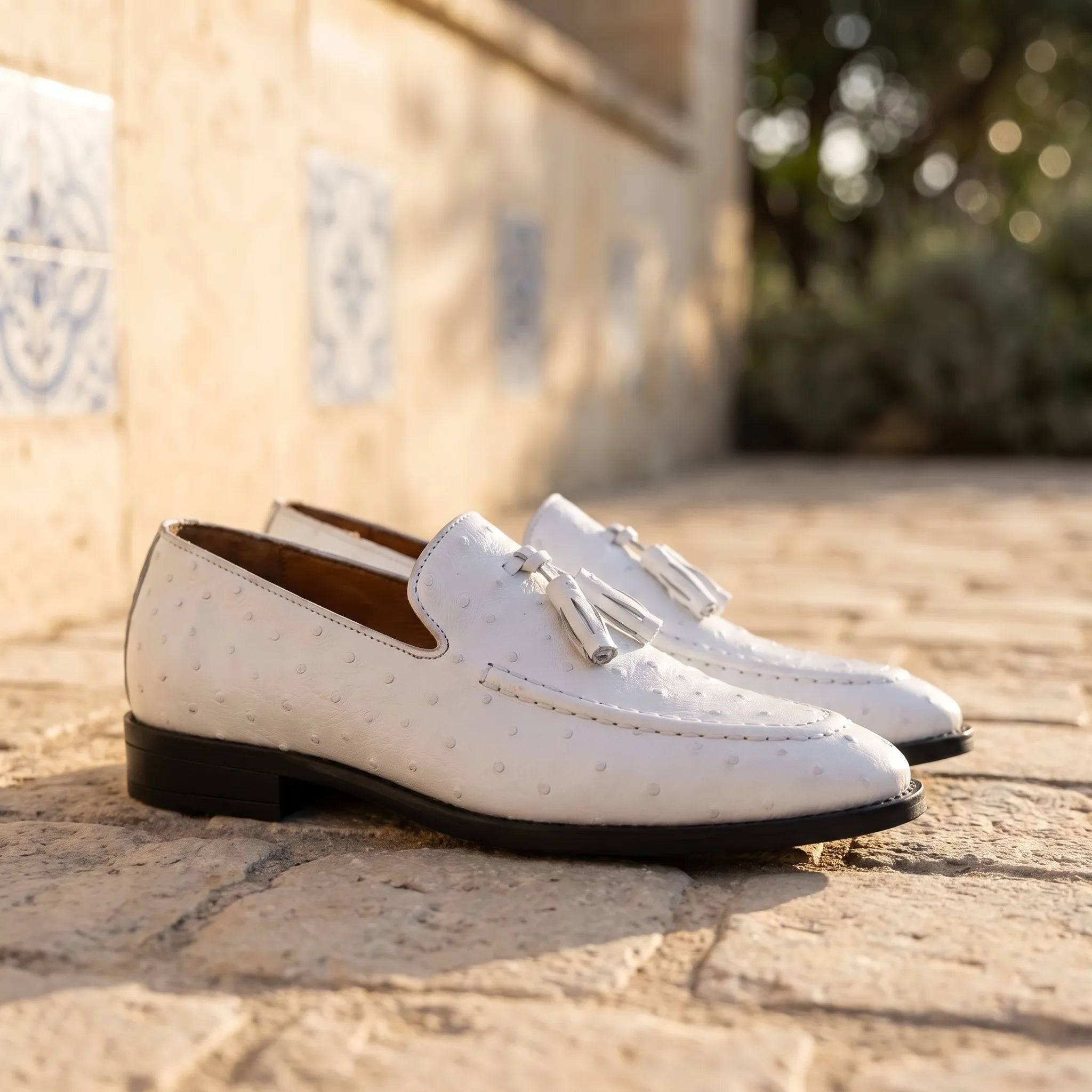 Mocassins À Glands Vernis Noir Et Blanc Pour Homme - Lifestyle — Mediterranean Editorial