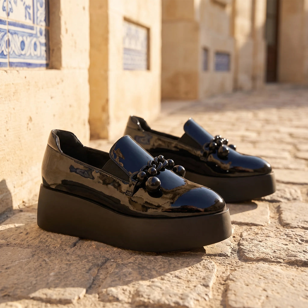 Mocassins À Plateforme À Chaine Métallique - Lifestyle — Mediterranean Editorial