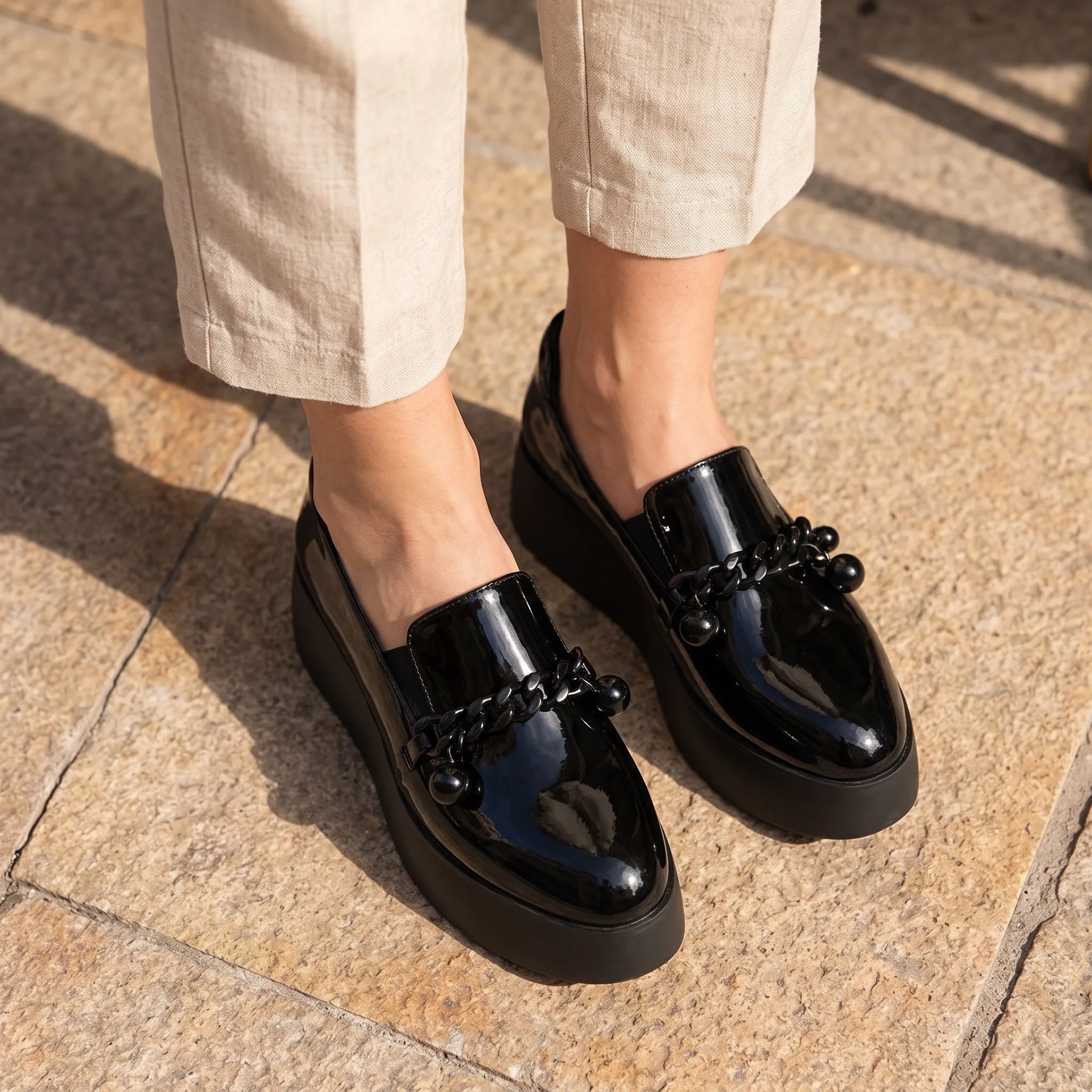Mocassins À Plateforme À Chaine Métallique - On-foot — Top-down Worn View Image