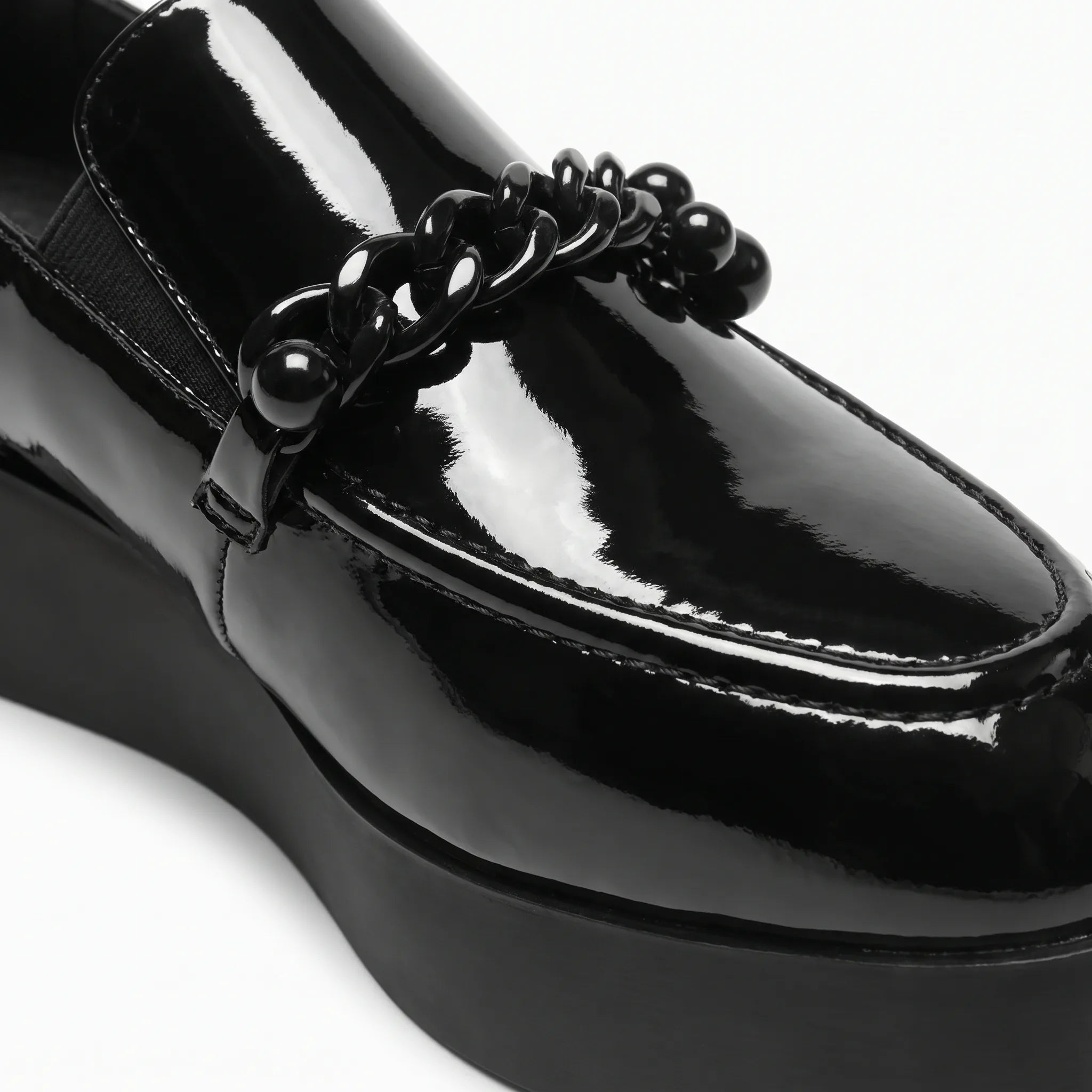 Mocassins À Plateforme À Chaine Métallique - Studio — Detail Close-up Image