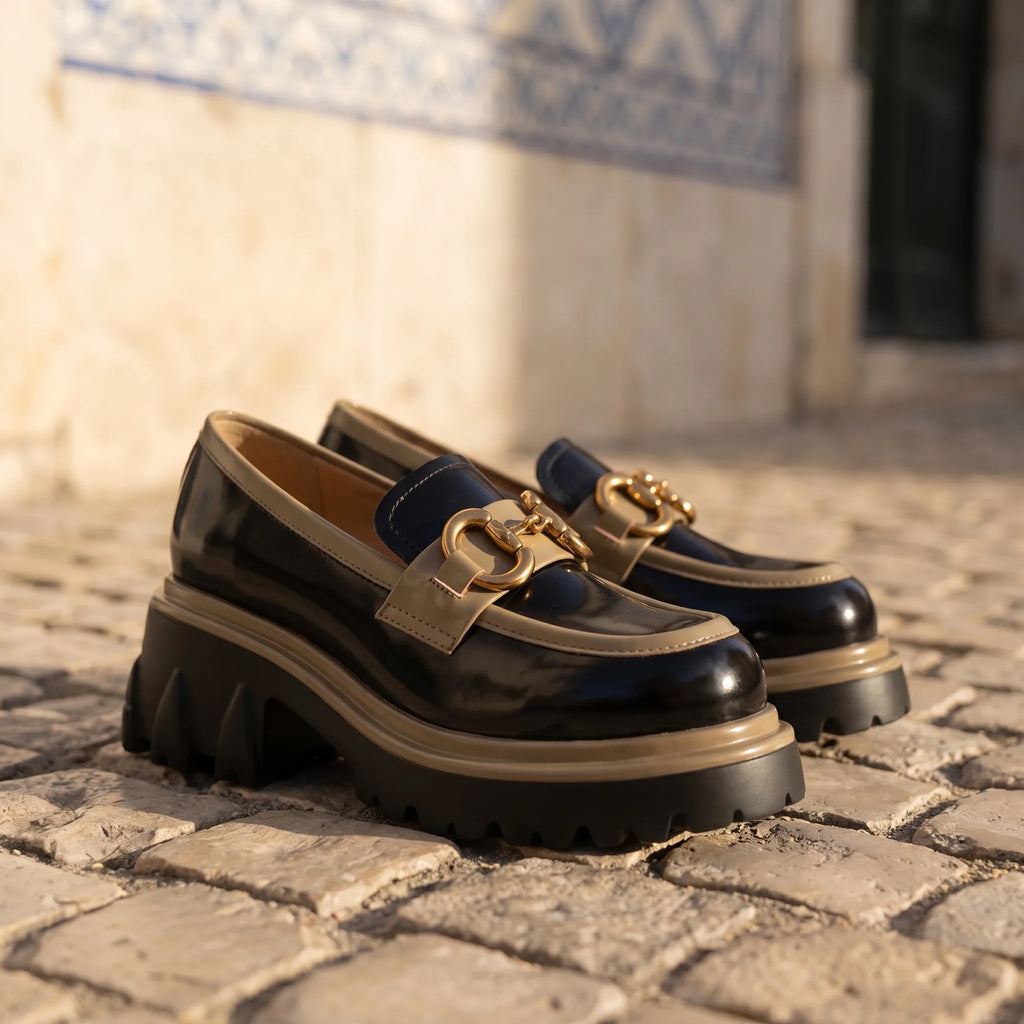 Mocassins À Plateforme Avec Une Chaîne Dorée Étincelante Pour Femmes - Lifestyle — Mediterranean Editorial
