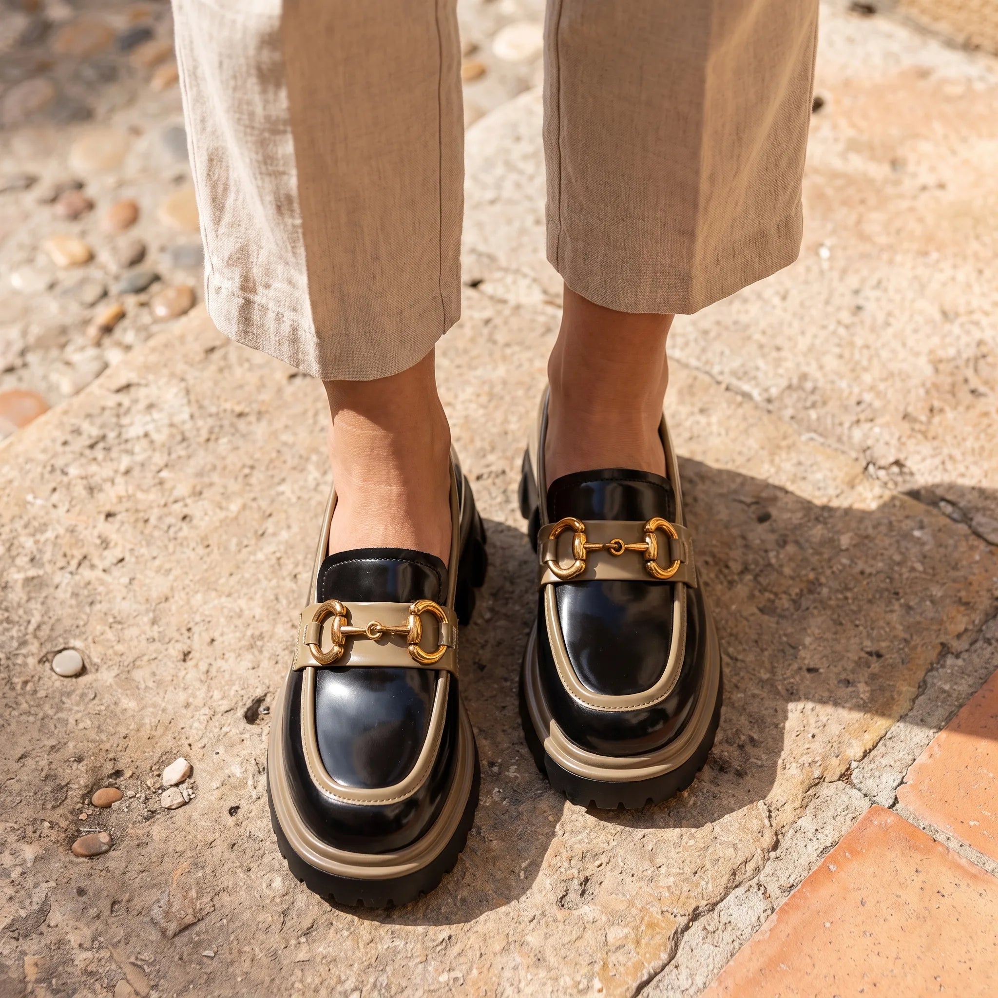 Mocassins À Plateforme Avec Une Chaîne Dorée Étincelante Pour Femmes - On-foot — Top-down Worn View Image