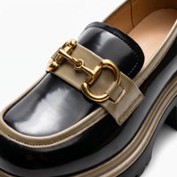 Mocassins À Plateforme Avec Une Chaîne Dorée Étincelante Pour Femmes - Studio — Detail Close-up