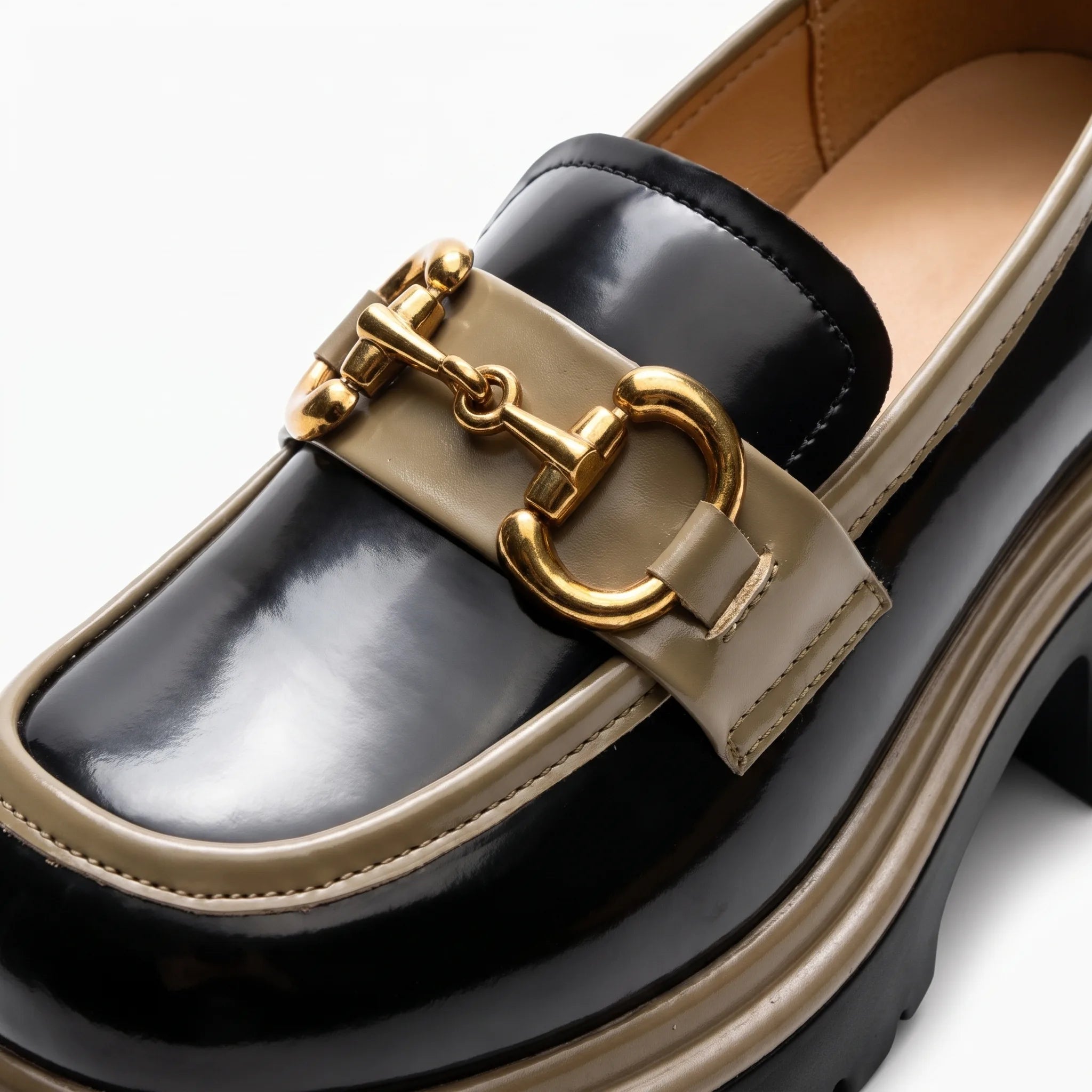 Mocassins À Plateforme Avec Une Chaîne Dorée Étincelante Pour Femmes - Studio — Detail Close-up Image