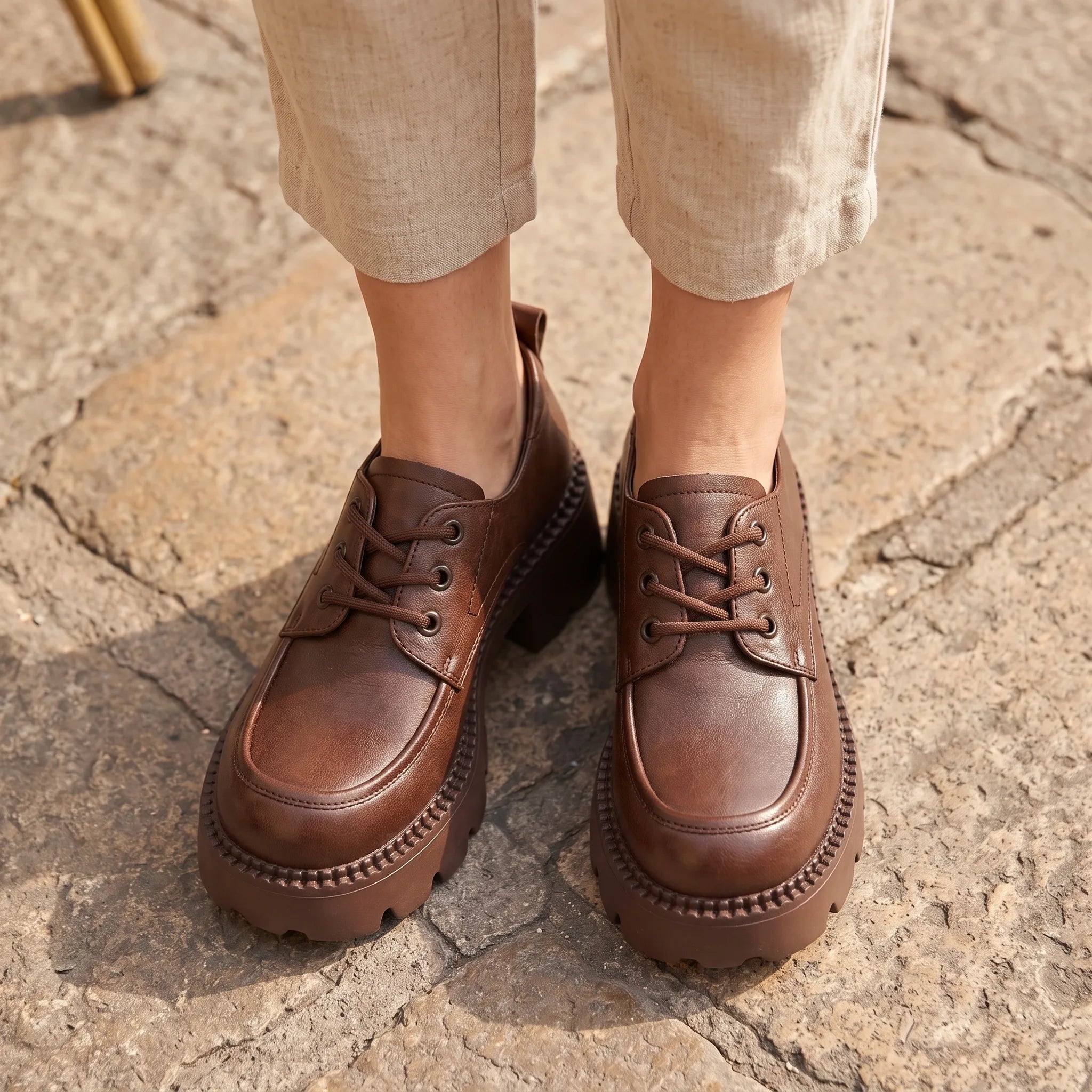 Mocassins À Plateforme En Cuir Marron Pour Femmes - On-foot — Top-down Worn View Image
