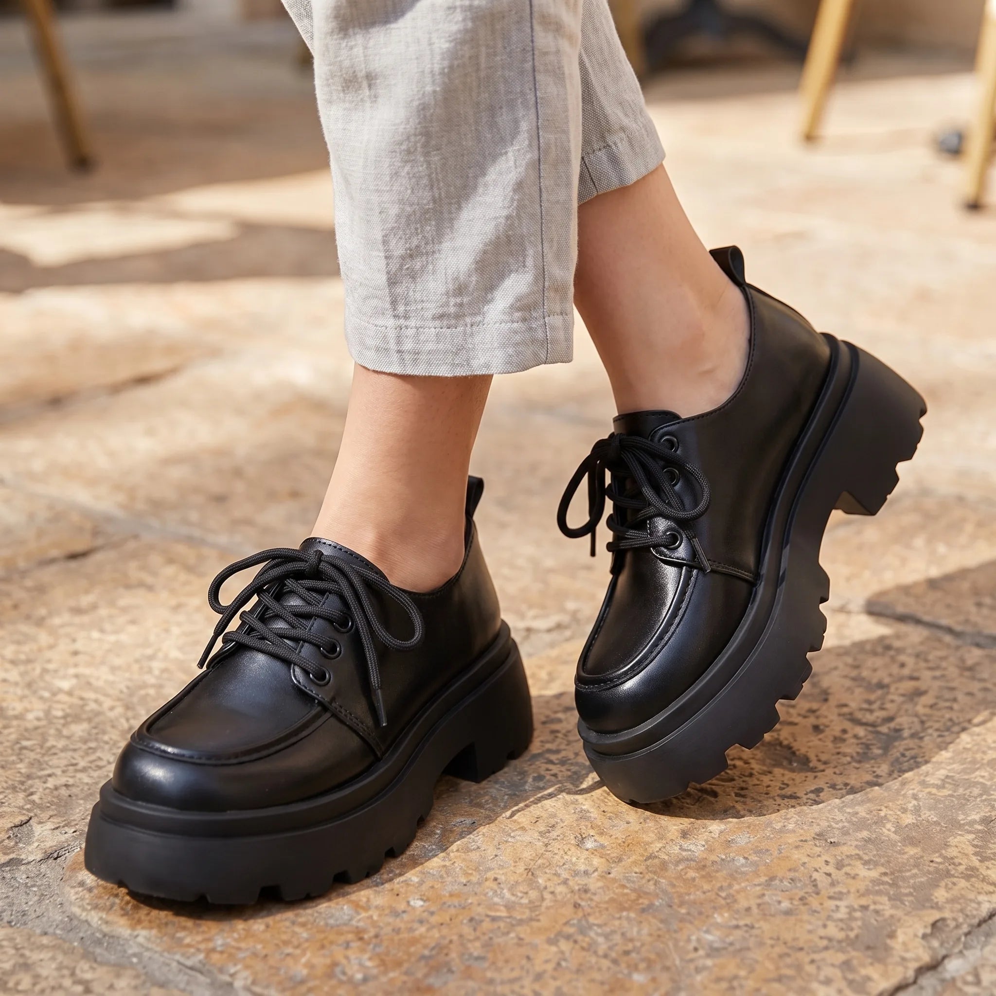 Mocassins À Plateforme En Cuir Synthétique Noir - On-foot — Top-down Worn View Image