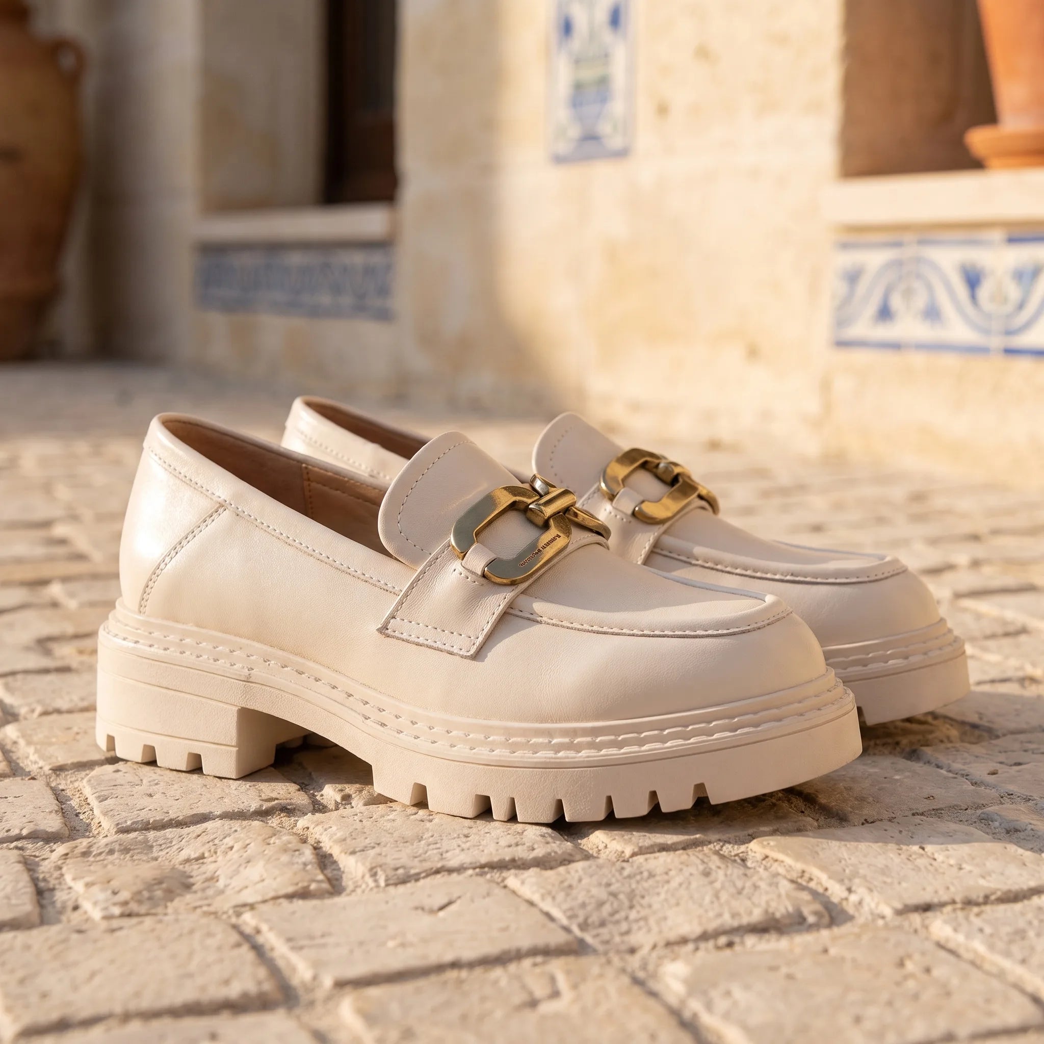 Mocassins À Plateforme En Cuir Verni Avec Chaîne Dorée Pour Femmes - Lifestyle — Mediterranean Editorial