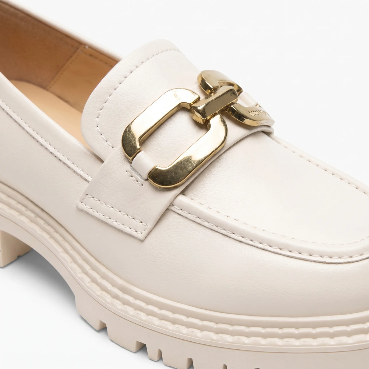 Mocassins À Plateforme En Cuir Verni Avec Chaîne Dorée Pour Femmes - Studio — Detail Close-up