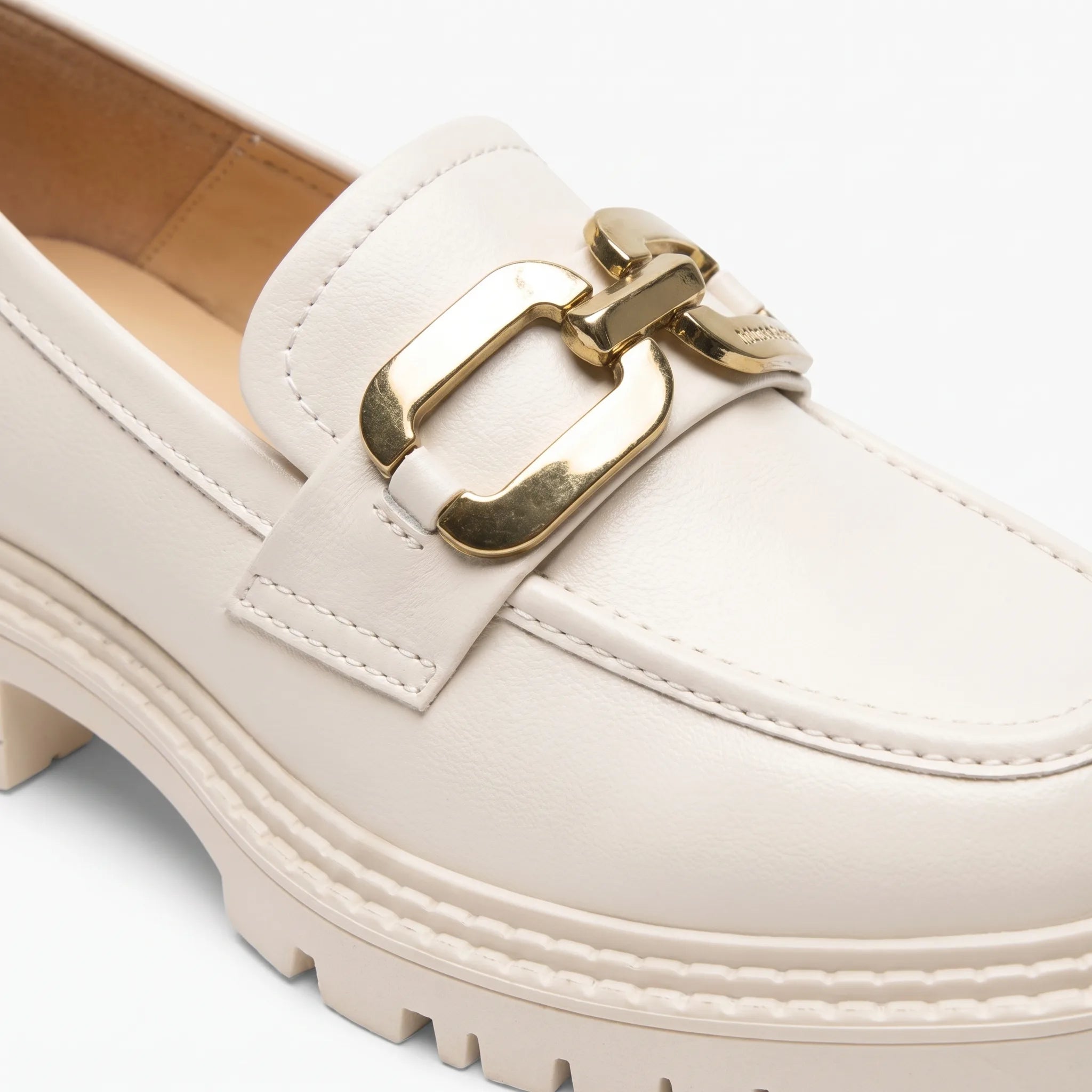 Mocassins À Plateforme En Cuir Verni Avec Chaîne Dorée Pour Femmes - Studio — Detail Close-up Image