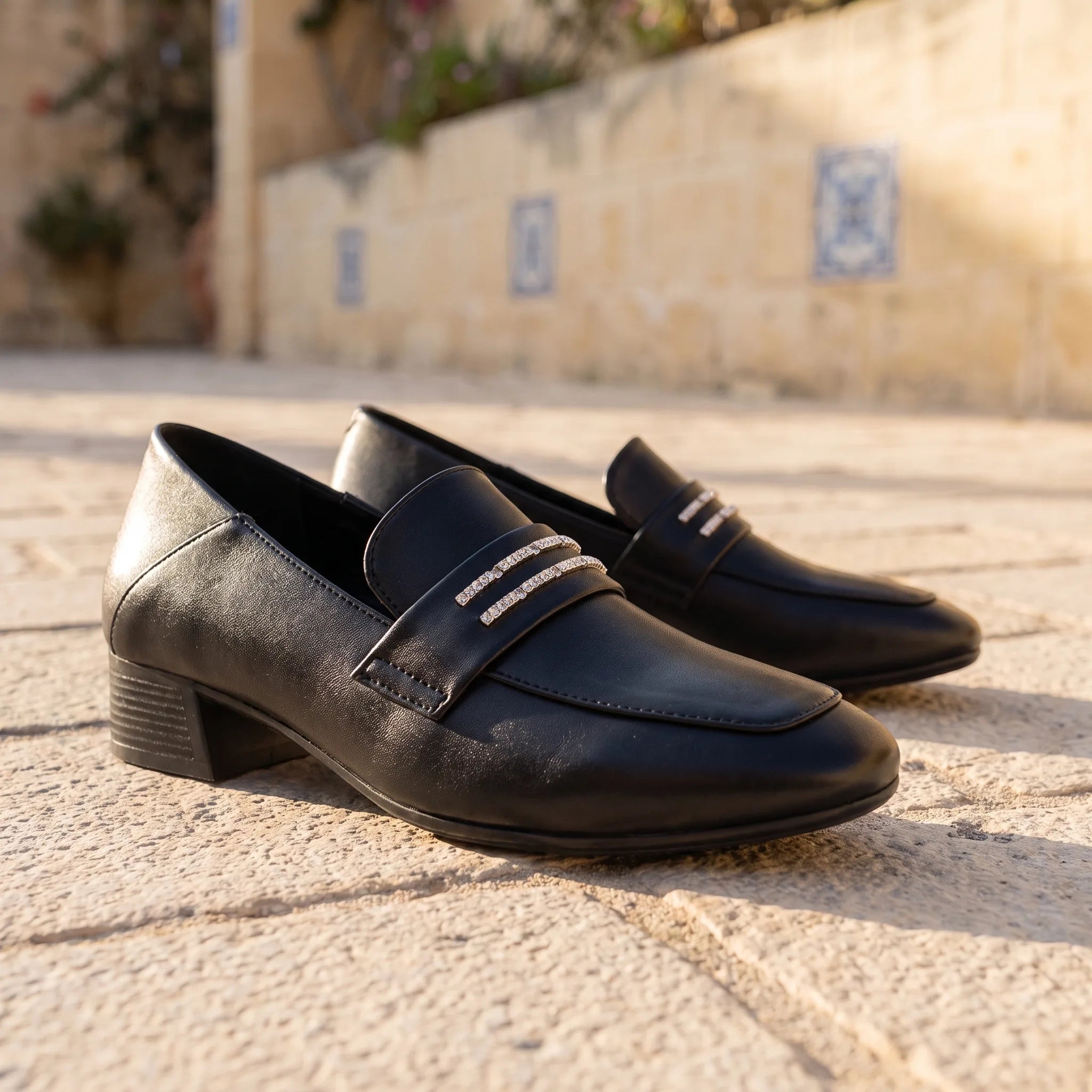 Mocassins À Talon Carré Avec Une Semelle En Cuir Régénéré - Lifestyle — Mediterranean Editorial