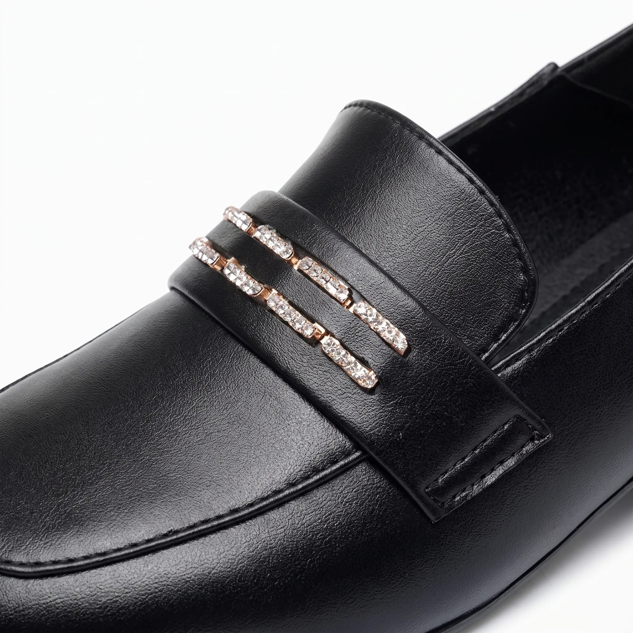 Mocassins À Talon Carré Avec Une Semelle En Cuir Régénéré - Studio — Detail Close-up Image