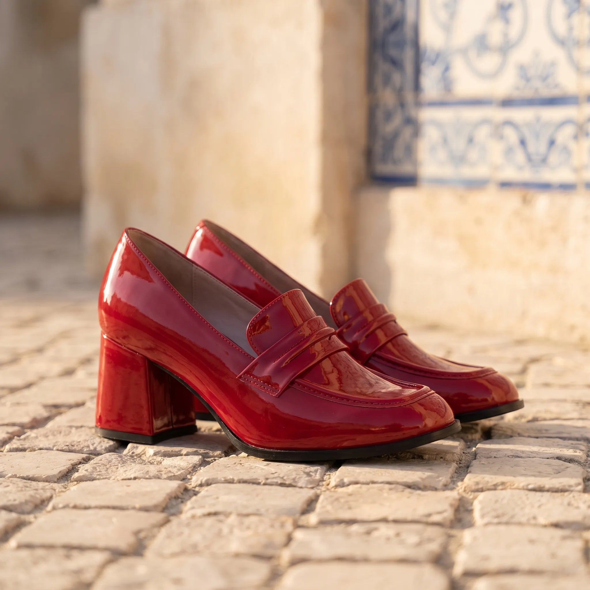 Mocassins À Talons En Cuir Vernis - Lifestyle — Mediterranean Editorial