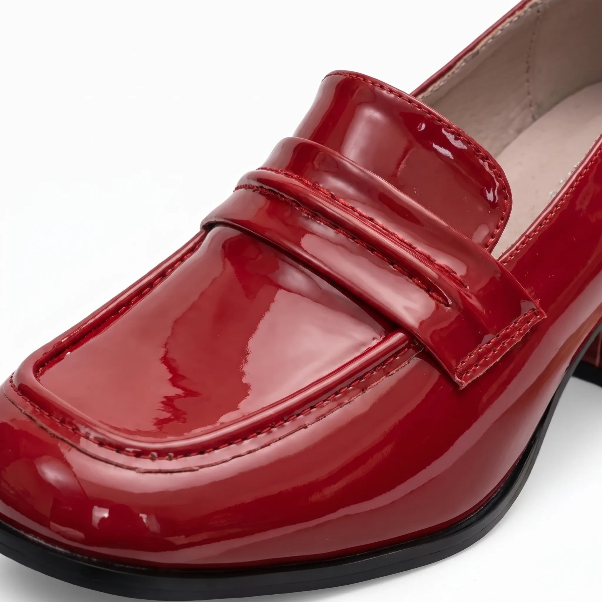 Mocassins À Talons En Cuir Vernis - Studio — Detail Close-up Image