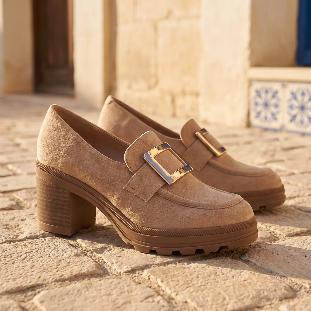 Mocassins À Talons Hauts Pour Femmes - Lifestyle — Mediterranean Editorial