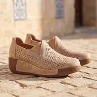 Mocassins Ajourés Confortables À Semelle Compensée Pour Femme - Lifestyle — Mediterranean Editorial