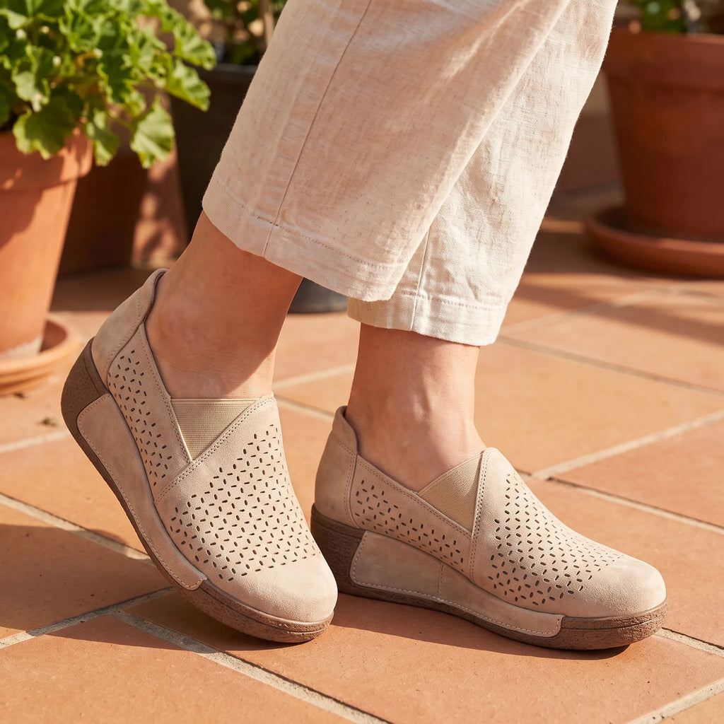 Mocassins Ajourés Confortables À Semelle Compensée Pour Femme - On-foot — Top-down Worn View