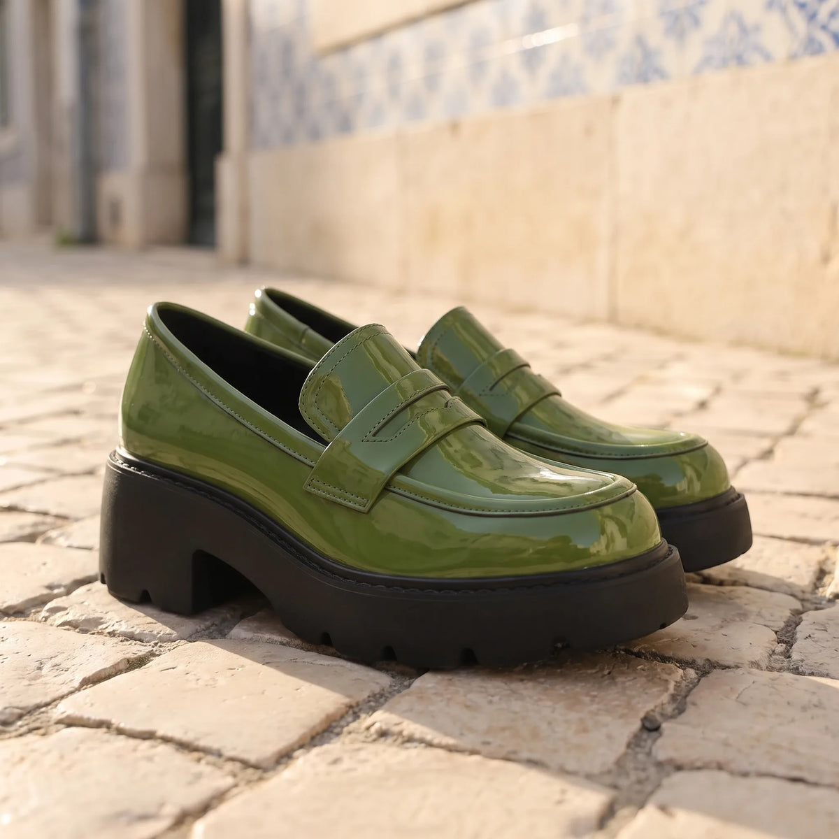Mocassins Aspect Cuir Vernis À Semelle Épaisse - Lifestyle — Mediterranean Editorial