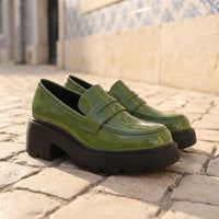 Mocassins Aspect Cuir Vernis À Semelle Épaisse - Lifestyle — Mediterranean Editorial